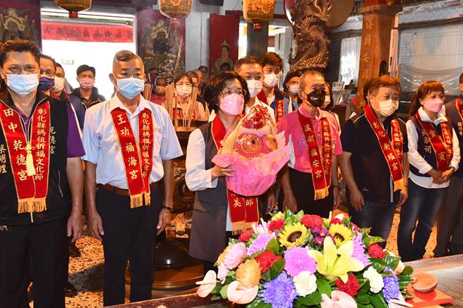 最后在王惠美、各宫庙主委等人见证下，连续5圣筊择定国立9月23、24、25日连续3日举行。(县府提供／吴建辉彰化传真)