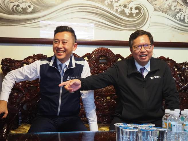 桃園市長鄭文燦（右）4日參訪新竹市，此是新竹市長林智堅獲黨提名參選桃園市長後，兩人首次在新竹市合體，兩人談笑風生、神情輕鬆。（陳育賢攝）