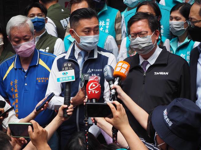 桃園市長鄭文燦（右）4日參訪新竹市，此是新竹市長林智堅獲黨提名參選桃園市長後，兩人首次在新竹市合體。（陳育賢攝）