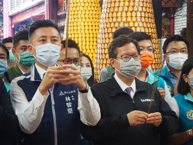 鄭文燦(右)陪同林智堅跑桃園重要廟宇，配上許多民進黨市議員參選人，營造「雙核心」競選模式。（資料照片）