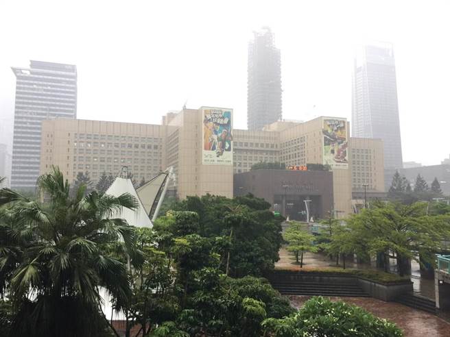 台北市4日下午下起滂沱大雨，士林、北投發淹水警戒。圖為台北市政府。（張立勳攝）