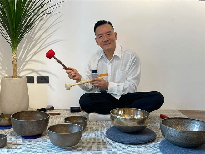 田定丰希望透过颂钵音疗，解决人们的压力及焦虑。（唱戏世界娱乐提供）