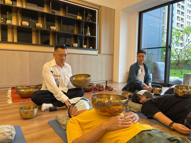 田定丰希望透过颂钵音疗，解决人们的压力及焦虑。（唱戏世界娱乐提供）