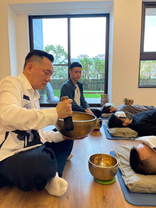 田定丰希望透过颂钵音疗，解决人们的压力及焦虑。（唱戏世界娱乐提供）