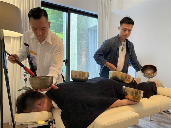 田定丰希望透过颂钵音疗，解决人们的压力及焦虑。（唱戏世界娱乐提供）