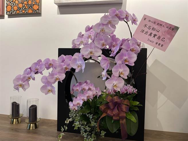 黄莺莺送花祝贺。（唱戏世界娱乐提供）