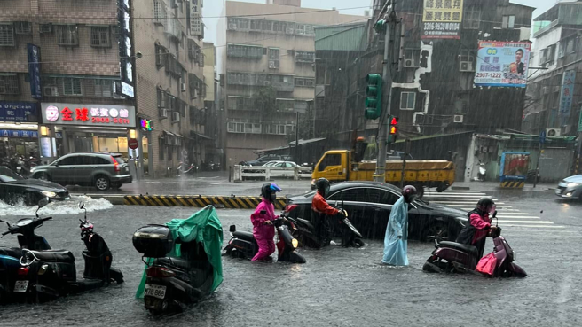 有网友在脸书社团PO出新庄、五股等地区的状况，水淹半个轮胎高，瞬间成了「水上乐园」。（图／爱新庄我是新庄人脸书社团）
