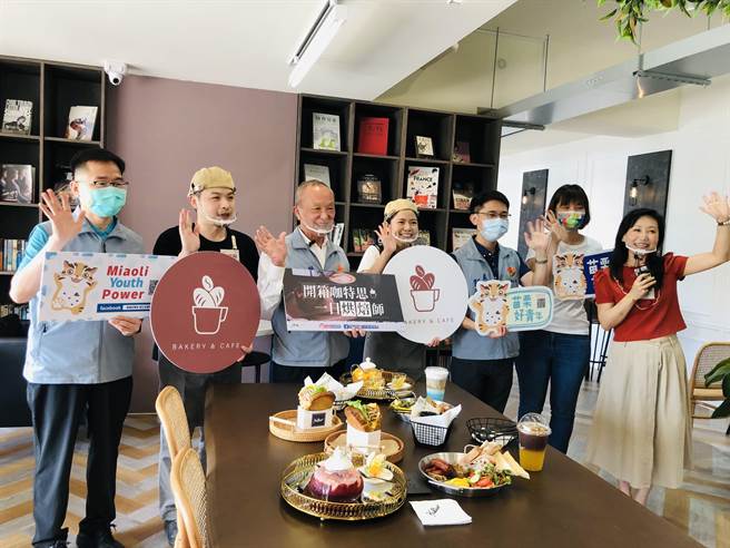 苗栗县长徐耀昌透过脸书直播分享介绍「咖特思烘焙」。（苗栗县府提供／李京升苗栗传真）