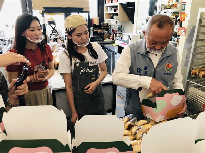 苗栗县长徐耀昌与店家创办人叶芝君交谈甚欢。（苗栗县府提供／李京升苗栗传真）