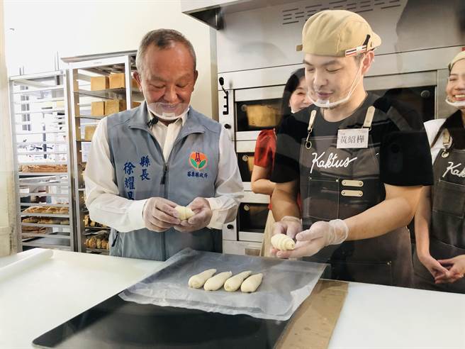 徐耀昌化身为一日麵包师。（苗栗县府提供／李京升苗栗传真）