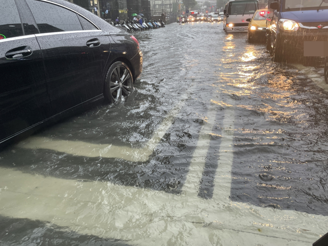 新莊多地區水淹及小腿、機車半個輪胎。（圖／讀者提供）