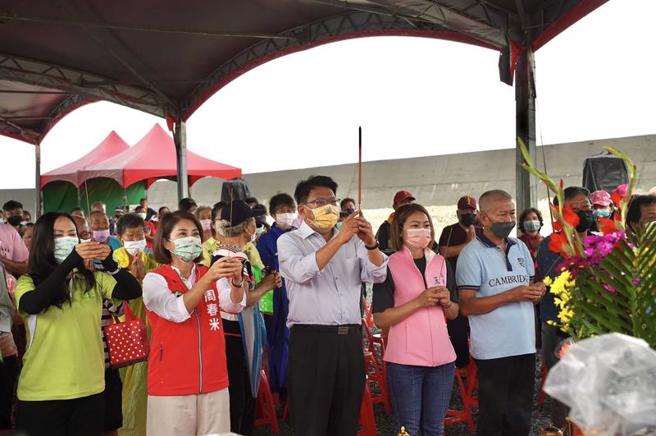 屏東琉球鄉「大福聚落式污水處理設施」4日舉行動土，由縣長潘孟安（前左3）主持祝禱。屏縣府表示，琉球鄉4座聚落式污水處理廠預計每日總污水處理量可達3580公噸，約可處理全島近9成生活廢污水。（圖/ 中央社）