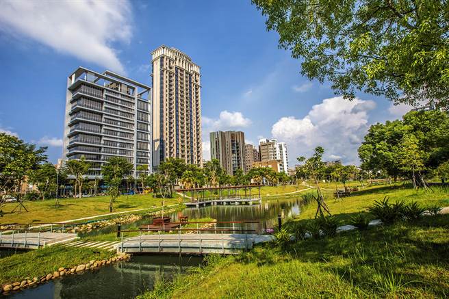 县府在竹北市东区兴建公园等基础建设，吸引眾多科技族迁住，让竹北市所得总额平均数和中位数成「全国双冠王」。（罗浚滨摄）