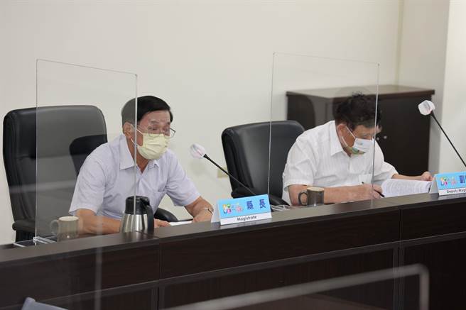 南投縣長林明溱（左），提醒青壯族群趕快打第3劑疫苗。（南投縣政府提供／廖志晃南投傳真）