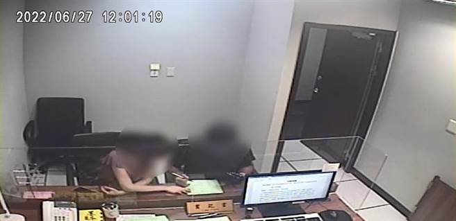 洪男主動前往執行署新北分署辦理分期繳納積欠的罰鍰與健保費。（行政執行署新北分署提供）