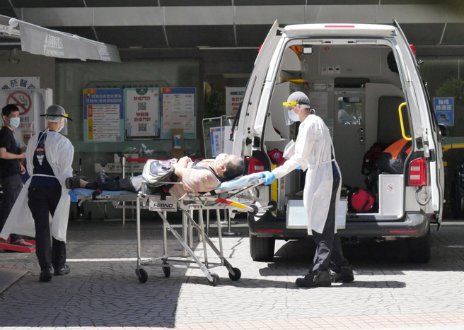 日本将台湾列为「非必要旅行」的「第二级」警戒。图为医院防疫急门诊外，救护车送来病患。（本报资料照 / 陈俊吉摄）