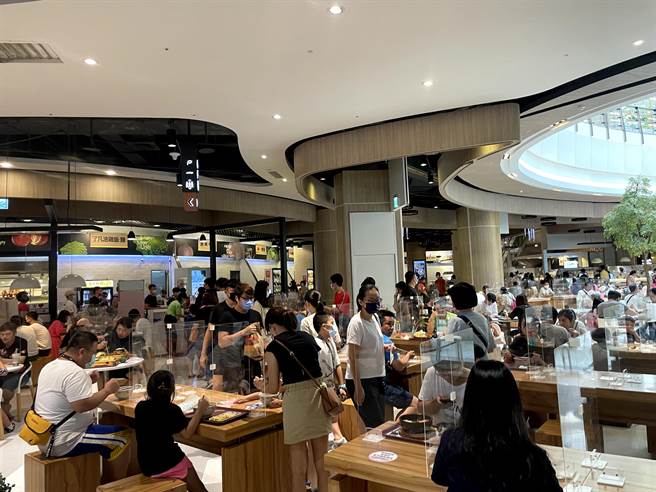 暑假起跑桃園市百貨商場逛街、用餐人潮明顯增加。（呂筱蟬攝）