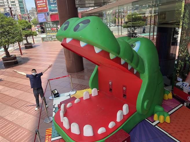中壢SOGO在1樓廣場搬來「巨大鱷魚造型扭蛋機」。(業者提供／呂筱蟬桃園傳真)