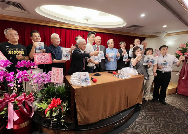 台北商业大学前校长张瑞雄7/3举行《元宇宙的读书人：科技、数位、人工智慧的开源活水》新书发表会，现场冠盖云集。(图/王雅芬摄)