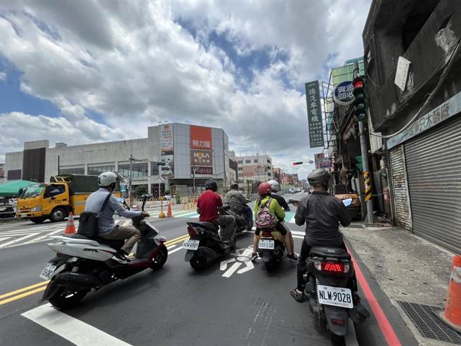 桃园市八德区主干道介寿路，因绿捷施工陷交通黑暗期。（陈梦茹摄）