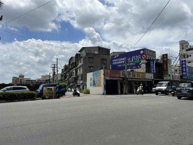 桃园市八德区介寿路一段399巷已将路口扩大并延长红线。（陈梦茹摄）