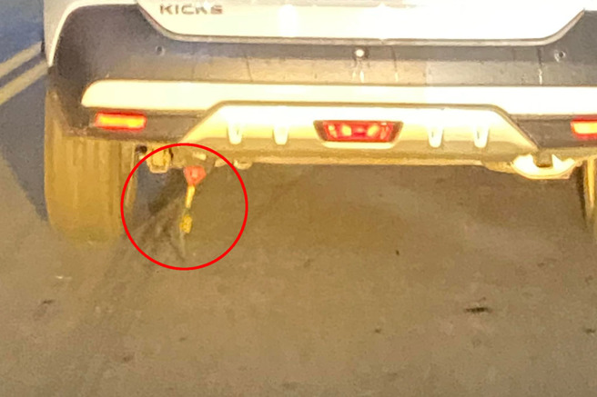 老司機直言，這條「小尾巴」其實是車用靜電帶。（圖片翻攝自FB/爆系知識家）