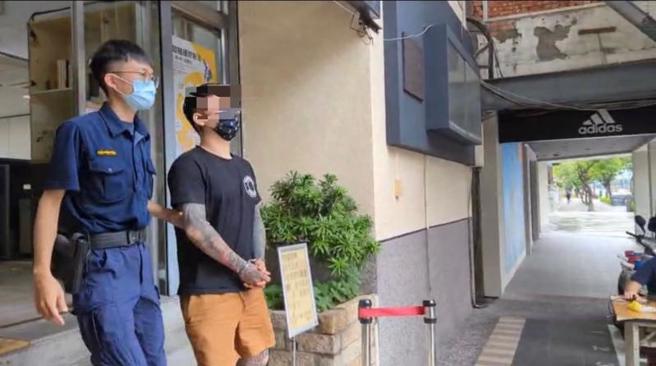 高雄薛姓男子与李姓男子（右）有债务纠纷，相约谈判时遭李男与另名张姓男子欲上铐控制行动，薛男趁机持刀刺向其中1人后逃跑，并向警方报案；警方获报后，将3人依妨害自由、杀人未遂等罪法办。（图/ 中央社）
 