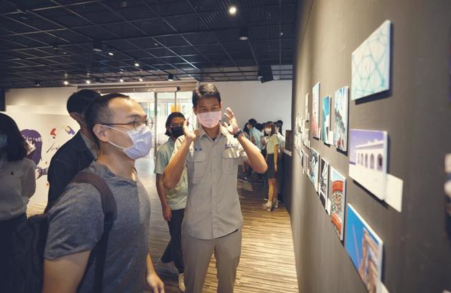 建国中学及松山高中摄影社合作举办「似水流年」建松联合摄影展，文化总会邀请毕业于建中的作家朱宥勋（前左）前往观展。（图/ 中央社）
