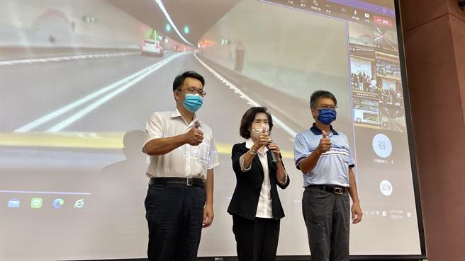 今林姿妙与与高公局北分局分局长林炳松、公路总局四工处长林文雄，三方共同宣布这项全国首创由地方与中央合作将正式启用；未来每年数百万车次来到宜兰的用路人，有机会听到可爱的宜兰娃娃隧道广播。（吴佩蓉摄）