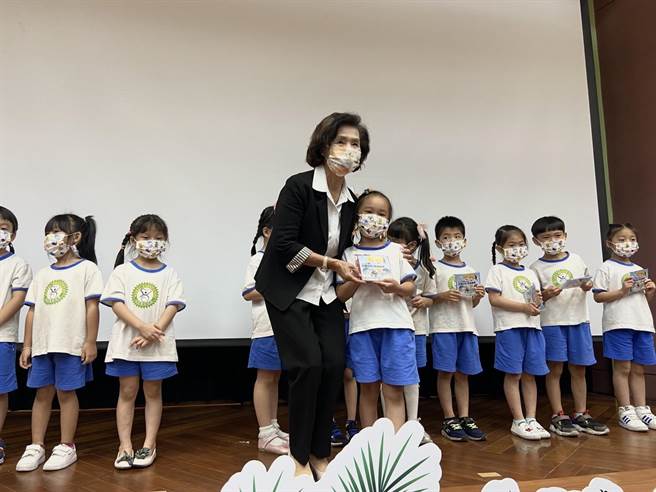 宜兰县长林姿妙在启用记者会上，感谢参与此次录音的老师、家长及孩子们。（吴佩蓉摄）