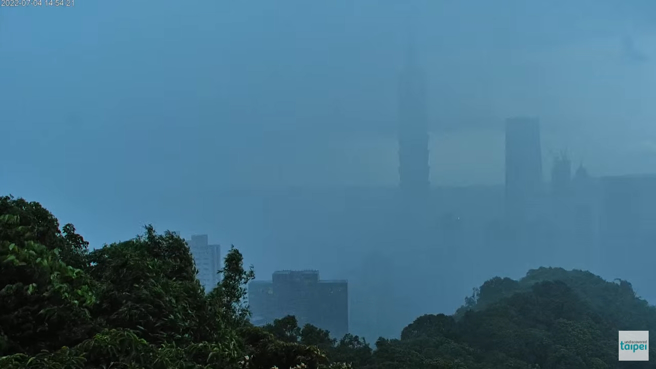 4日下午台北下起豪雨，台北101大樓被雨瀑掩蓋。（圖／翻攝象山看臺北-4K即時影像）