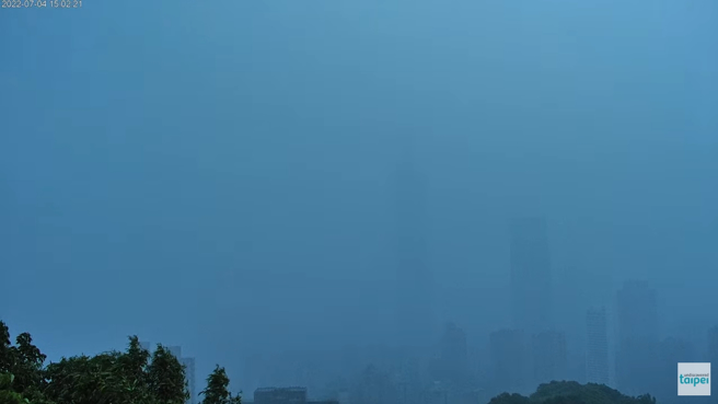 4日下午台北下起豪雨，台北101大樓被雨瀑掩蓋。（圖／翻攝象山看臺北-4K即時影像）