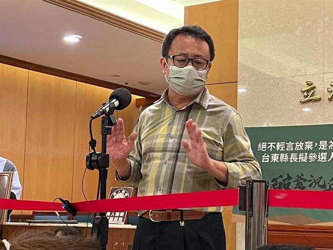 民进党前立委赖坤成今（4日）在立院开记者会盼争取台东县长提名。（叶书宏摄）