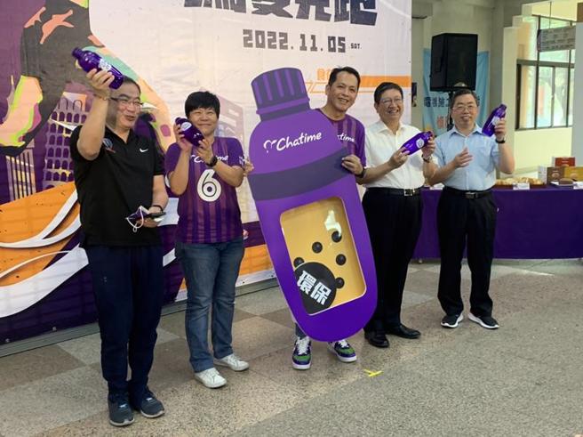 新竹县政府与六角国际餐饮集团将举办公益路跑，县长杨文科（右2）4日为路跑宣传指出，弱势儿童可免费参加，而跑者每跑1公里，企业就会捐新台币10元做为公益基金。（图/ 中央社）
 