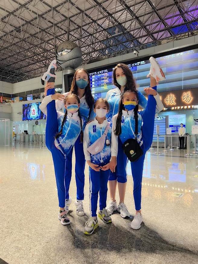 瑞莎日前送小选手们到机场出国比赛。（Rising Star RG瑞星韵律体操提供）