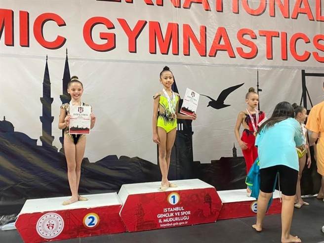 瑞莎训练的选手在土耳其获得金牌。（摘自脸书）