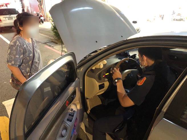 婦人外出買藥電瓶沒電，警熱心協助脫困。(警方提供／呂筱蟬桃園傳真)
