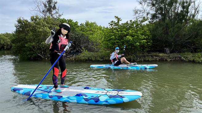 北门双春滨海游憩区推动「SUP立式划桨」水上活动，试体验的学员给予正面回馈。（张毓翎摄）