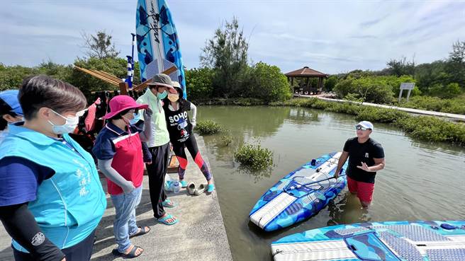 台南市衝浪与立式划桨运动协会提到，这次赞助商艾鉅公司提供的SUP板，强调低碳生产，来参与的民眾可以思考什么是永续及低碳。（张毓翎摄）