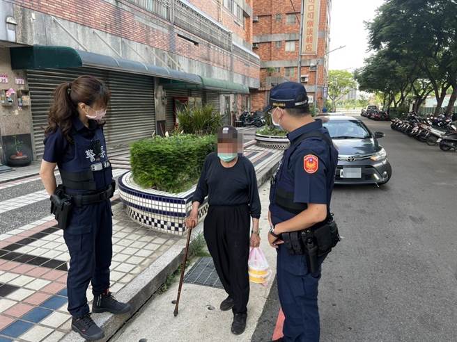 百歲老榮民自稱好體力迷途走失警協助返家。(警方提供／呂筱蟬桃園傳真)