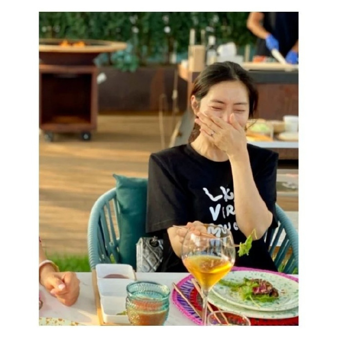 下厨男精壮手臂入镜遭网友猜测是玄彬。（图/微博）