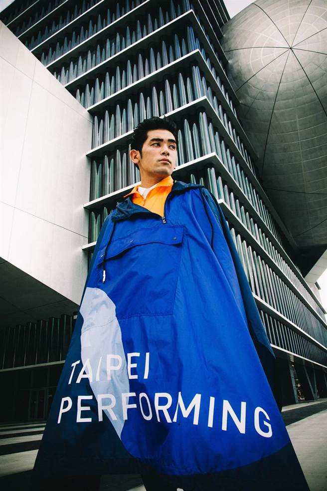 周裕颖设计臺北表演艺术中心制服，特邀UTA内田雅乐演绎，「户外斗篷雨衣」将建筑中参观回路橘与北艺蓝外层连帽设计合而为一。（JUST IN XX提供）