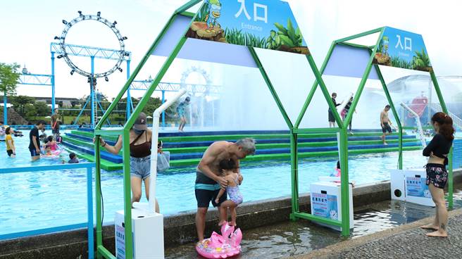 宜蘭縣政府文化局長呂信芳指出，今年童玩節在五大戲水設施入口處安裝防疫門，要求遊客入水前進行清消；於每日活動結束後，清洗水池及換水，也會在活動中隨時補水。（宜蘭縣政府提供／吳佩蓉宜蘭傳真）