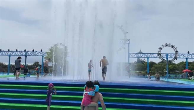 縣府表示，今天特別針對網路上不實發佈的惡意訊息提出嚴正澄清，請大家一起愛護童玩節，27年來，童玩節不改初衷，繼續提供民眾安全良好完善的遊戲場域，讓大家放心且安心的玩。（吳佩蓉攝）