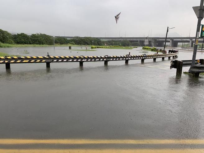 新北市4日下午雷阵雨侵袭，因瞬间雨量大，造成多处积淹水。水利局表示，二重疏洪道受潮汐影响，使得大量雨水不易排出而积淹水。（图/ 中央社）