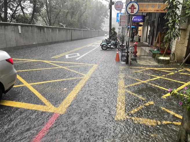  新北市4日下午雷阵雨侵袭，新庄区、树林区及芦洲区瞬间雨量大，造成多处积淹水。图为街道积淹水情形。（图/ 中央社）