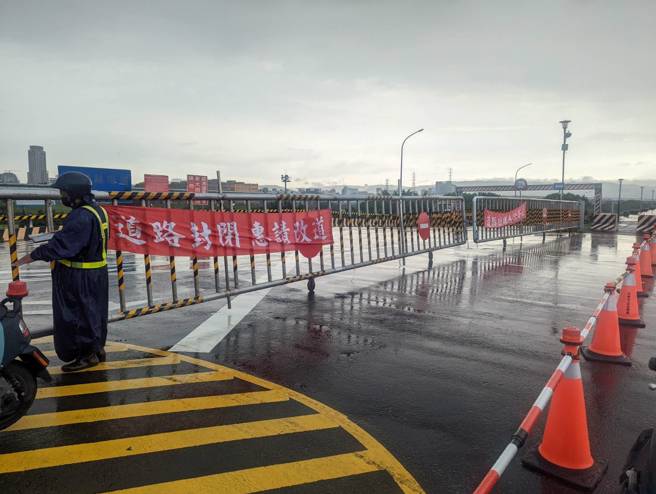 由于豪大雨以及抽水站抽水等因素，二重疏洪道目前也发生积淹水情况，为顾及民眾安全，警方已将疏洪十路以北的区域、路段以及越堤道进行管制，提醒民眾提早配合改道。（黄敬文摄）