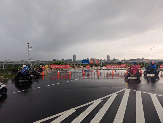 由于豪大雨以及抽水站抽水等因素，二重疏洪道目前也发生积淹水情况，为顾及民眾安全，警方已将疏洪十路以北的区域、路段以及越堤道进行管制，提醒民眾提早配合改道。（黄敬文摄）