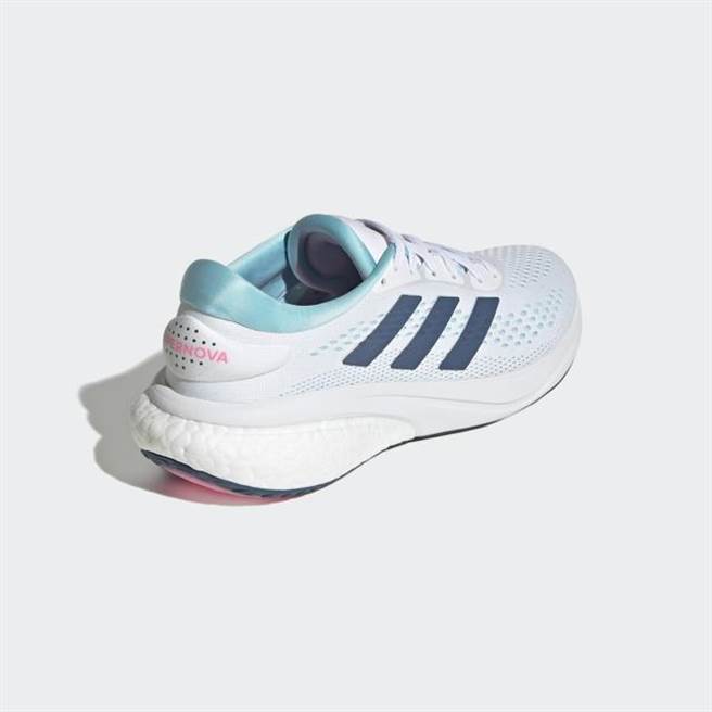 adidas GW9100，3690元。（adidas提供）