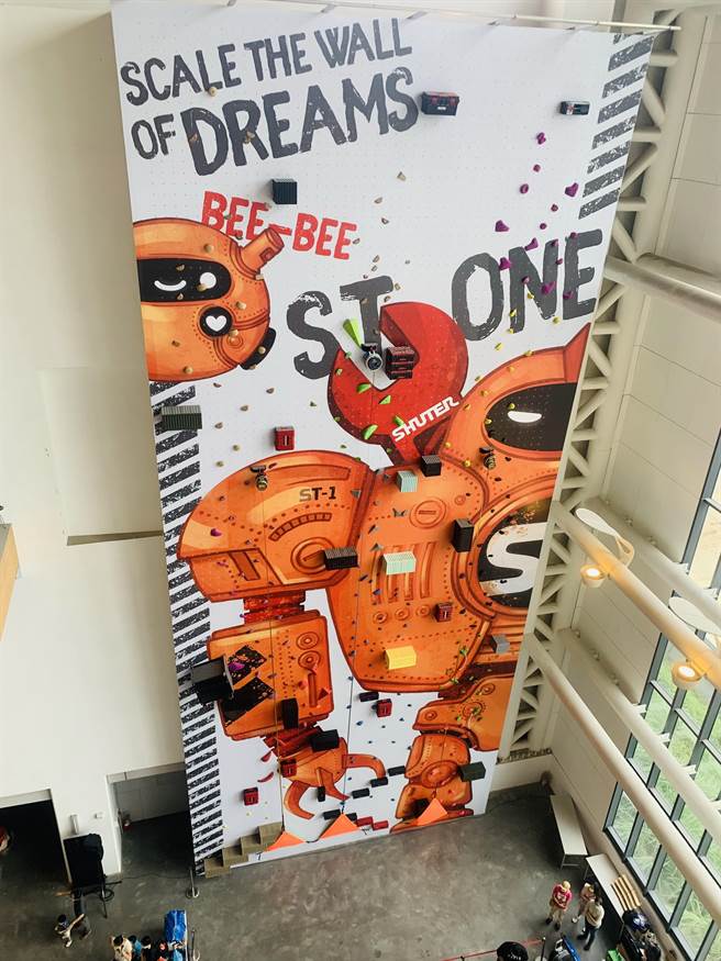 全面启动梦境室内攀岩墙。（廖志晃摄）